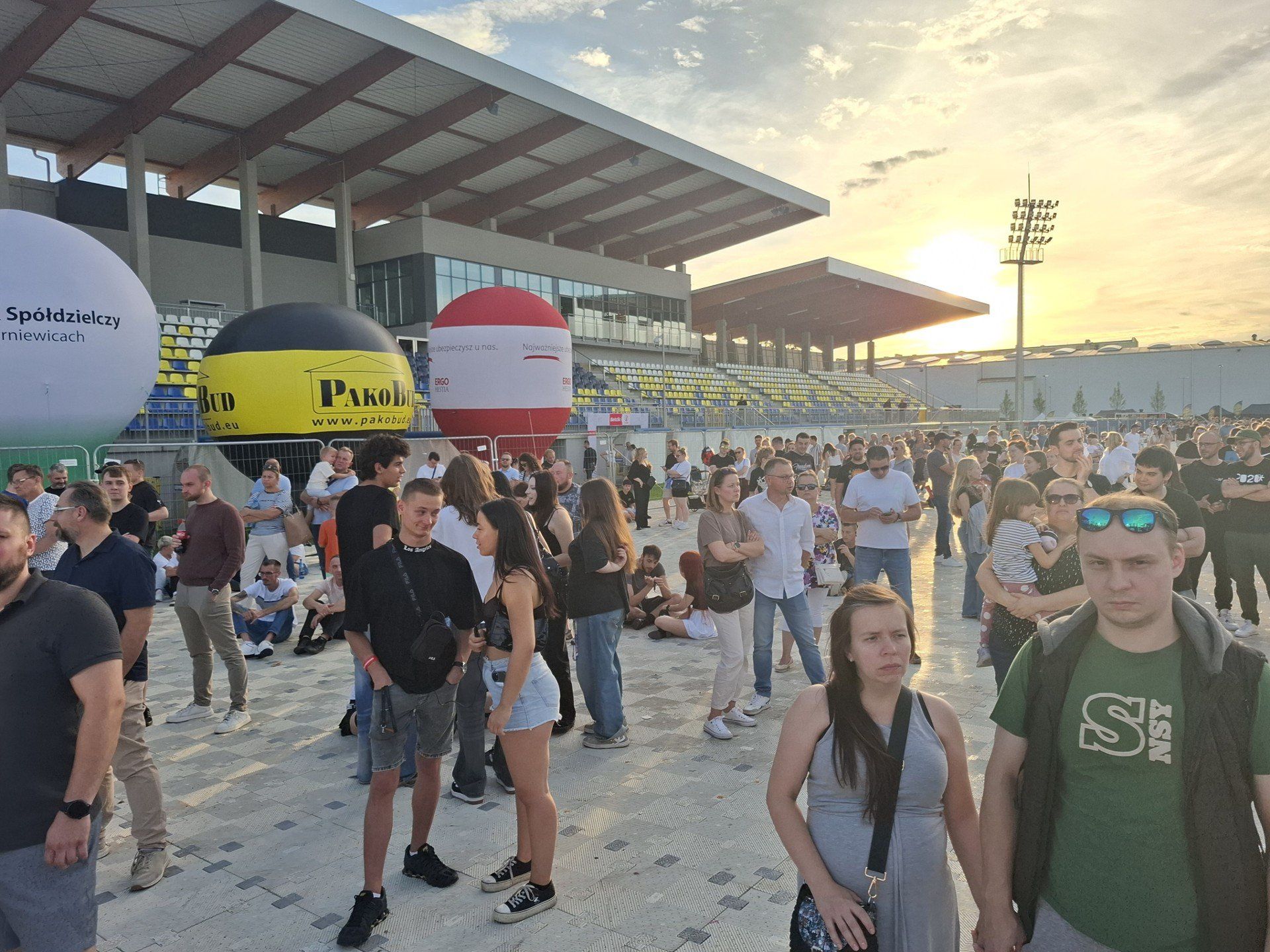 Pełen stadion na koncercie Paktofoniki podczas Święta Kwiatów, Owoców i Warzyw
