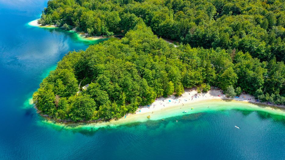 Jezioro Bohinj kryje rajskie plaże