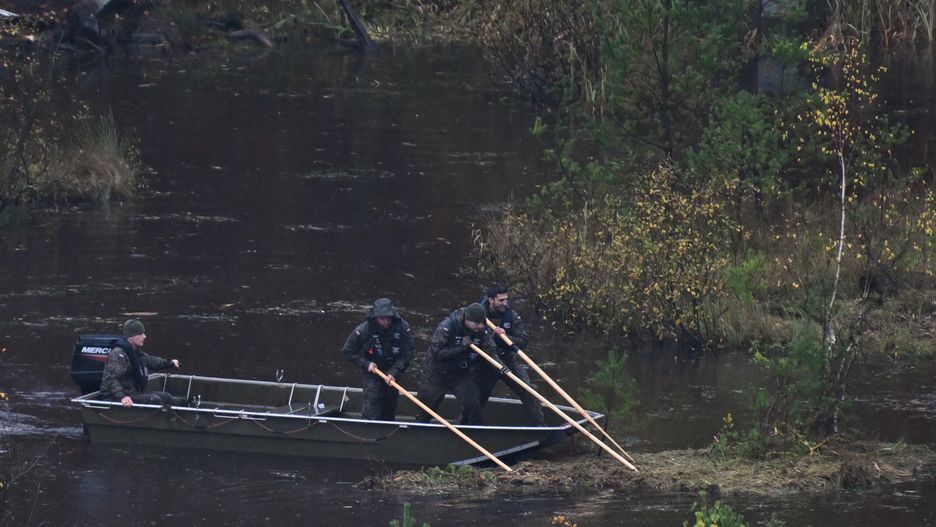 funkcjonariusze s�u�bGdynia, 03.11.2023. Funkcjonariusze s�u�b w okolicach zbiornika wodnego Lepusz w otulinie Tr�jmiejskiego Parku Krajobrazowego, 3 bm. Policja i �andarmeria Wojskowa zdecydowa�y o zaw�eniu terenu poszukiwa� Grzegorza Borysa do 2 hektar�w w rejonie zbiornika Lepusz. (jm) PAP/Adam War�awaAdam War�awaGrzegorz Borys, poszukiwania, poszukiwany, Tr�jmiejski Park Krajobrazowy, zbiornik wodny