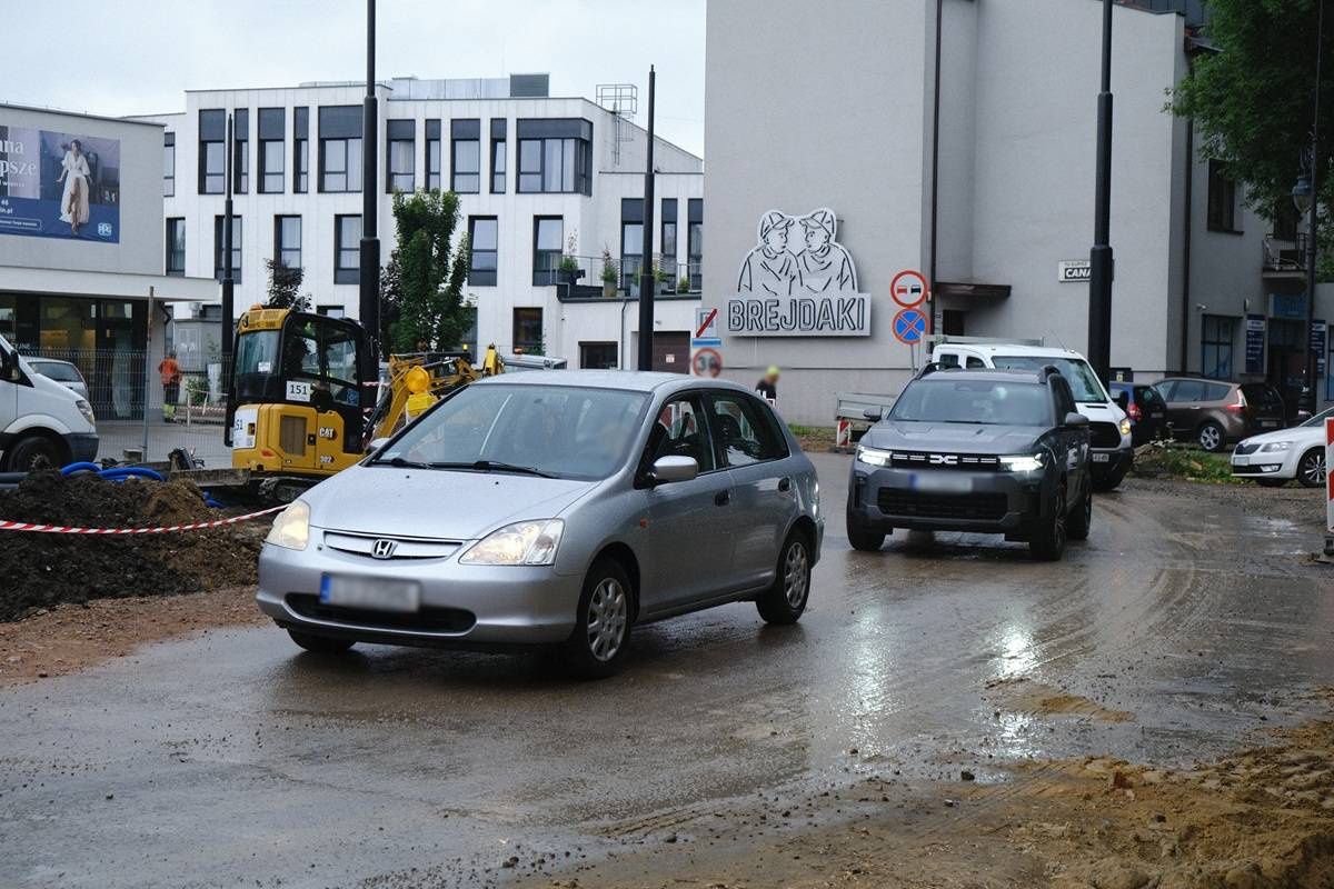 Strażnicy miejscy zatrzymujący kierowców jadących pod zakaz na ul. Zamojskiej