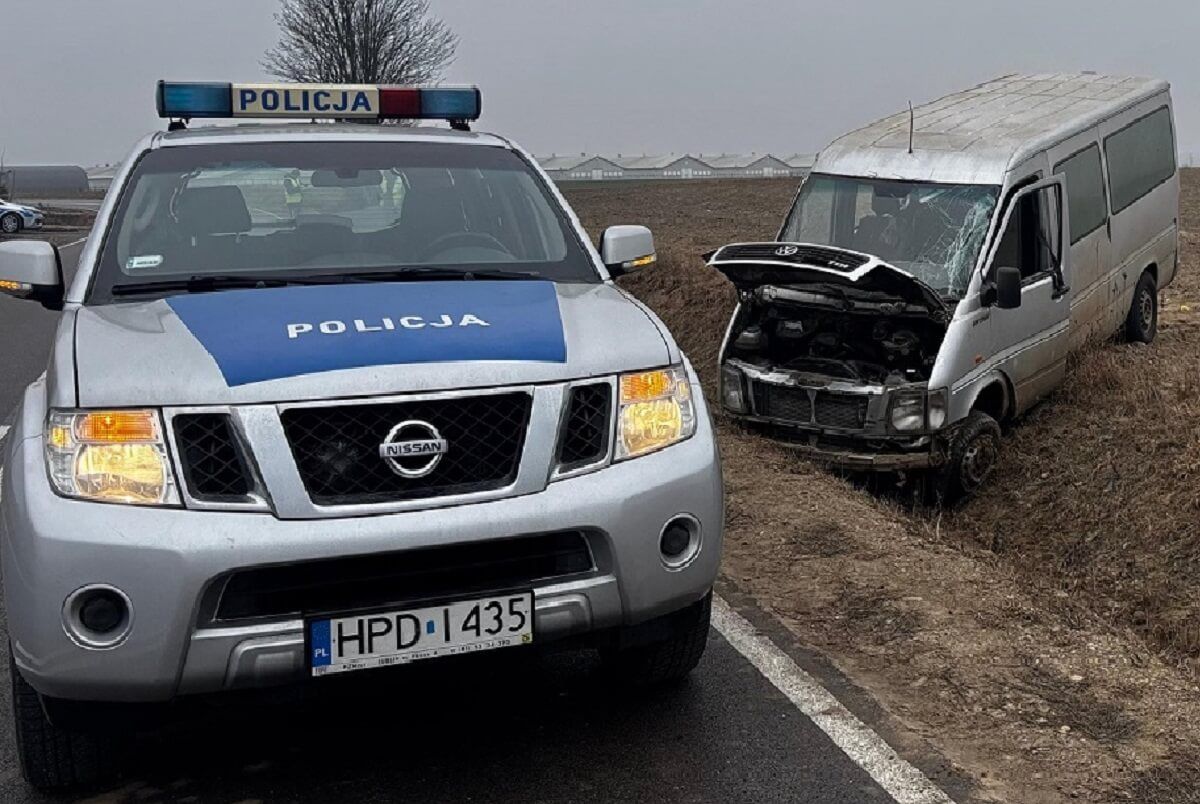 Samochód wypadł z drogi i uderzył w rów