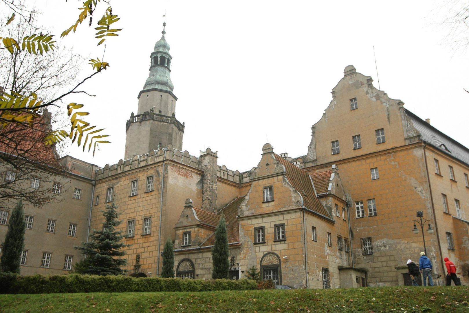 Lokata 12. to powiat oleśnicki. Znany z wspaniałego zamku i wielu niepowtarzalnych, wartych zobaczenia miejsc. A jak z bezpieczeństwem? 37 przestępstwa i 106,52 tys. mieszkańców, co daje współczynnik 0,3473 / 1000 mieszkańców. 