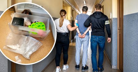 Wskoczył do jeziora, żeby ukryć narkotyki. Policjanci wyciągnęli go z wody i znaleźli ponad 100 gramów amfetaminy