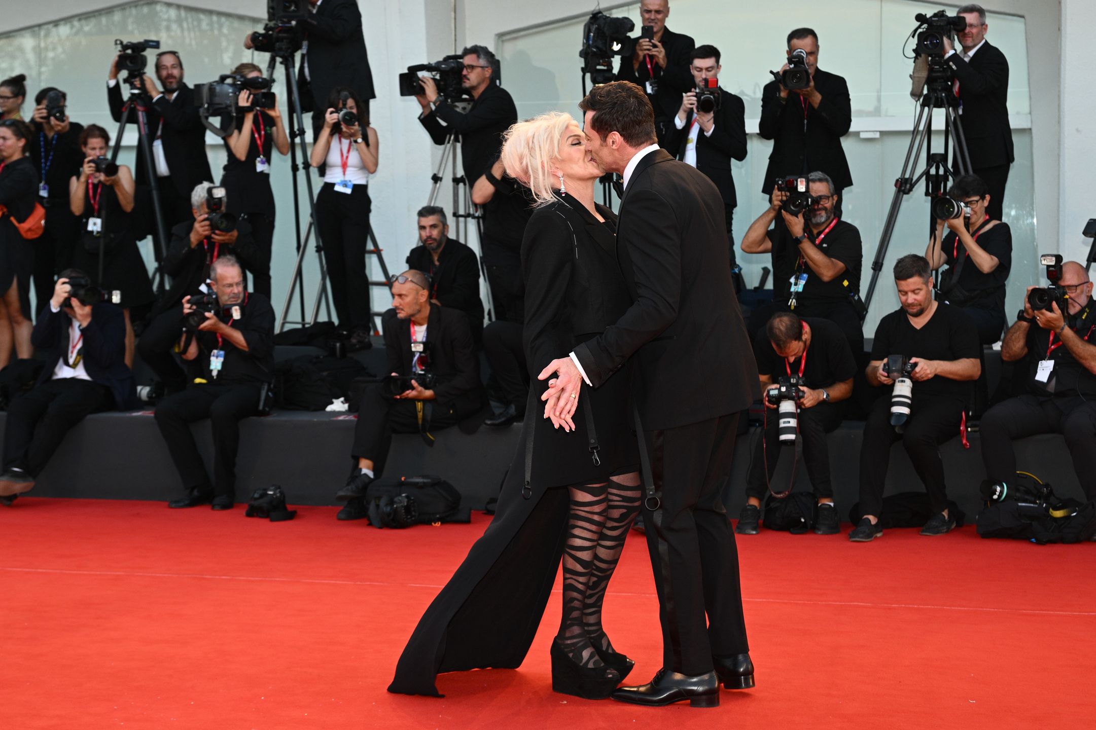 Hugh Jackman całuje żonę na Festiwalu Filmowym w Wenecji