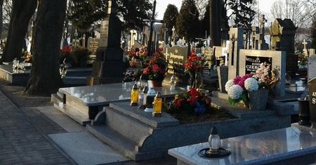 Polski szlagier na cmentarzu. Przechodzący ksiądz aż skomentował