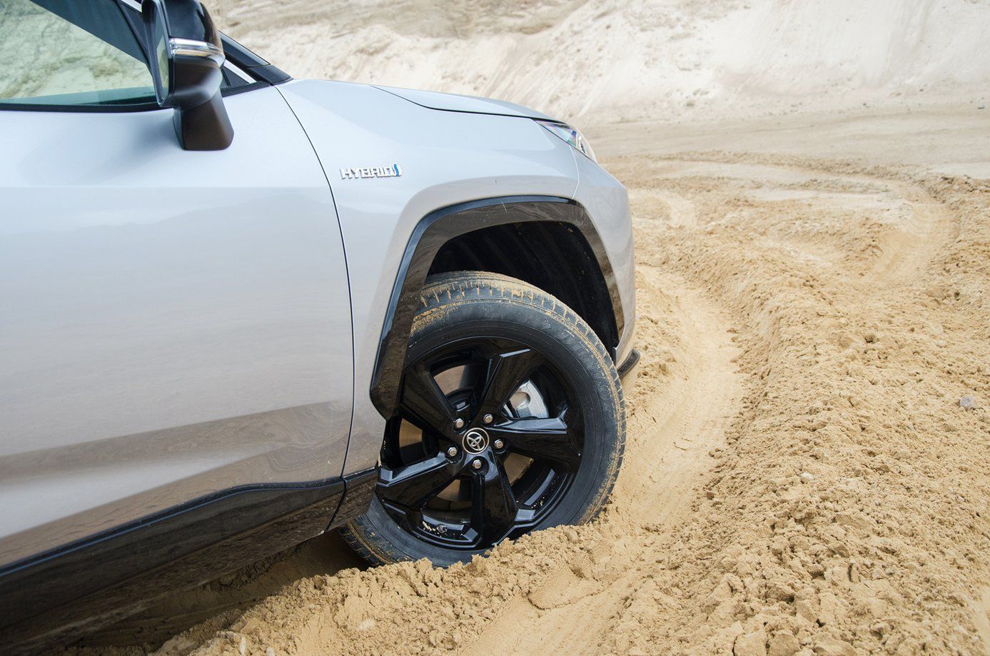 Toyota RAV4 jest też dostępna jako hybryda z napędem na cztery koła.