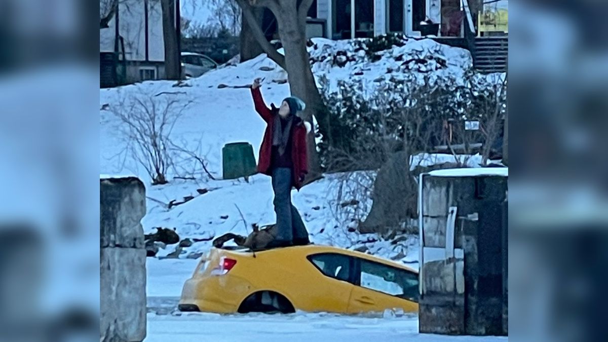 Jej samochód tonął, a ona stała na górze robiąc selfie 1