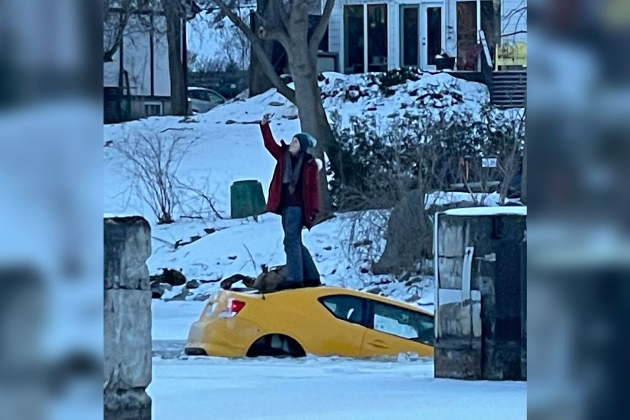 Jej samochód tonął, a ona stała na górze robiąc selfie