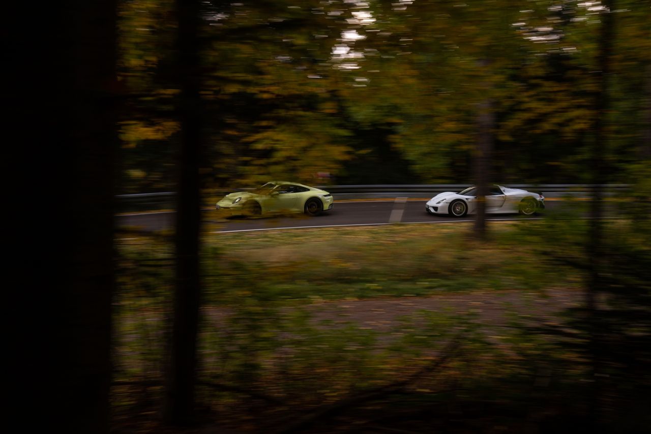 Porsche 918 Spyder vs Porsche 911 Carrera 4 GTS