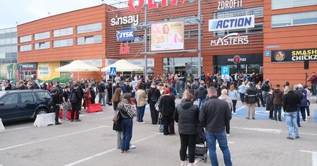 Kebab już otwarty, na Zenka trzeba poczekać. Tłumy pod Galerią Olimp odliczają [ZDJĘCIA]