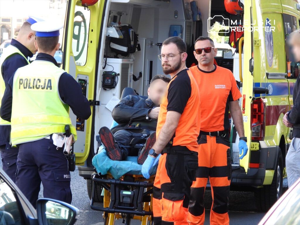 Warszawa: Zderzenie motocykla z autem. Kierowca jednośladu trafił do szpitala z urazem nogi