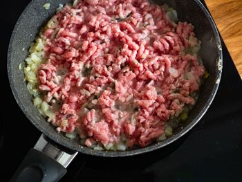Nigdy nie smaż mięsa mielonego w ten sposób. Wyjdzie twarde, zbite i wysuszone