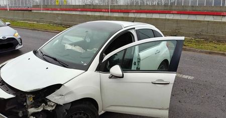 Zjeżdżała z ronda z pniakiem, citroen na łuku drogi uderzył w betonową barierę [ZDJĘCIA]