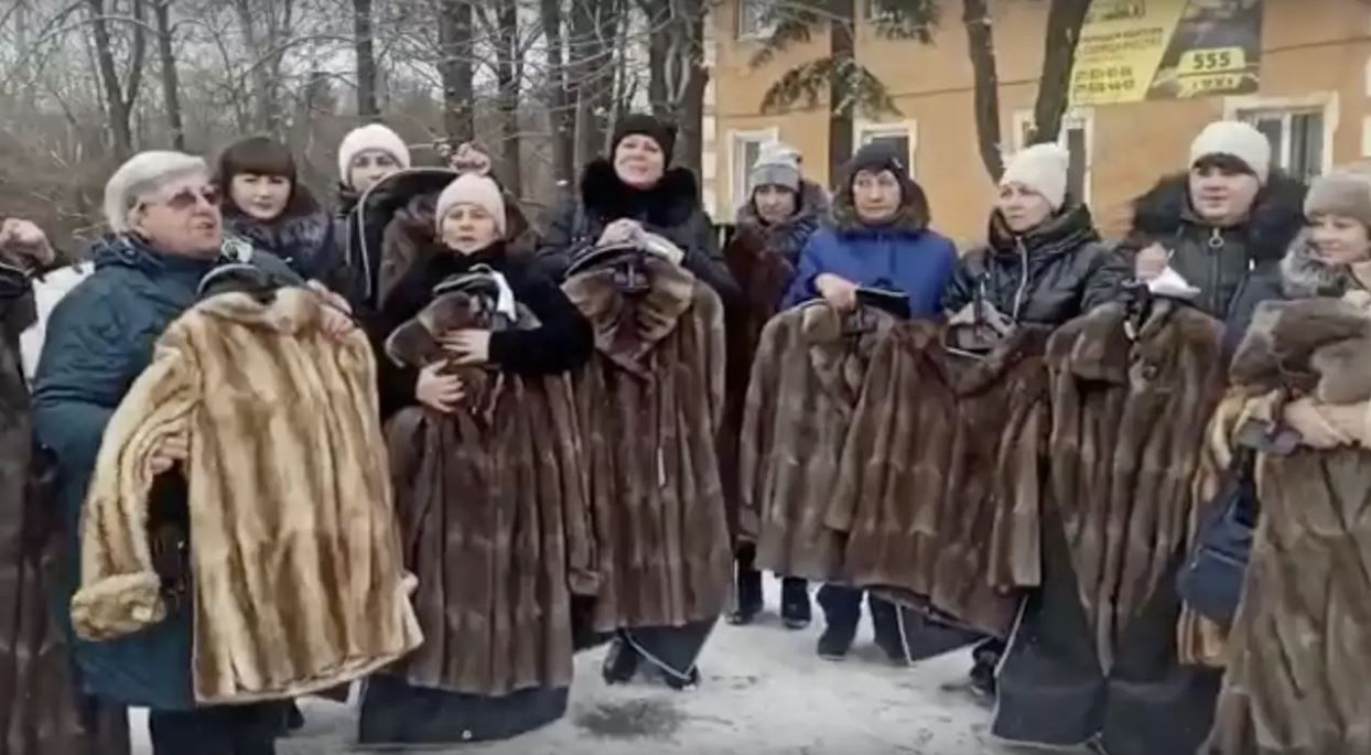 Żony zabitych żołnierzy z Makijiwki w obwodzie ługańskim dostały w ramach rekompensaty futra. Potem im je zabrano