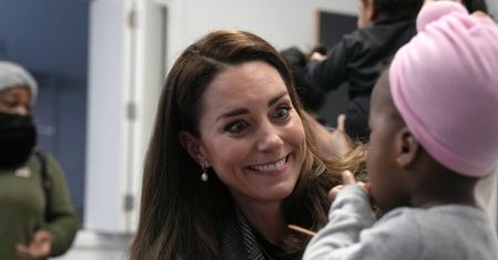 Księżna Kate bawi się w świetlicy z dziećmi. "Żałuję, że nie miałam takiego miejsca"