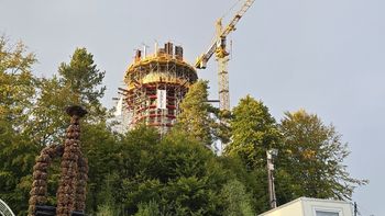 Krynica-Zdrój: Powstaje wieża widokowa na Górze Parkowej. Wystaje już ponad korony drzew