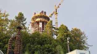 Krynica-Zdrój: Powstaje wieża widokowa na Górze Parkowej. Wystaje już ponad korony drzew