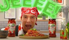 „Więcej warzyw” - Stachursky w boysbandowej reklamie sosów Łowicz