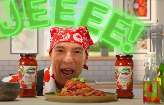 „Więcej warzyw” - Stachursky w boysbandowej reklamie sosów Łowicz