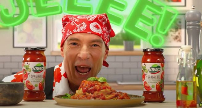 „Więcej warzyw” - Stachursky w boysbandowej reklamie sosów Łowicz