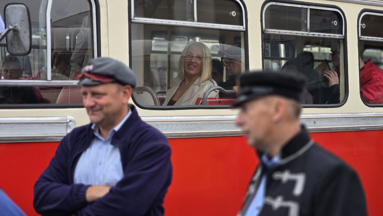 Poznań świętował 100-lecie komunikacji autobusowej wielką paradą pojazdów