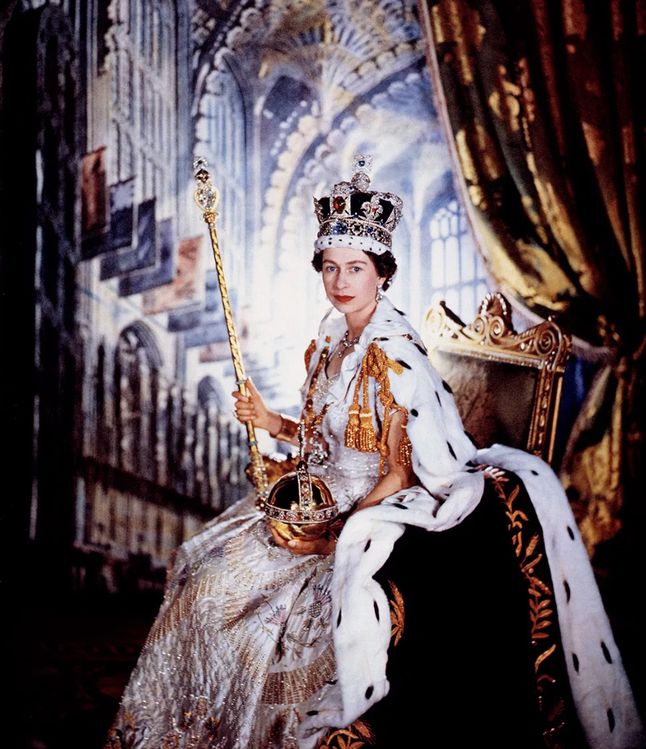 W 1953 roku za portret koronacyjny Elżbiety II odpowiadał Cecil Beaton. Fotograf sięgnął po schemat światła rembrandtowskiego z wyraźnym zaznaczeniem trójkąta na zacienionym policzku. W tle zobaczymy liczne chorągwie, wyłaniające się z płytkiej głębi ostrości. Królowa jest zwrócona trzy czwarte w lewo kadru z twarzą na wprost. Insygnia władzy są dodatkiem do mocnego spojrzenia i silnej pozy monarchini – na dodatek są delikatnie rozmyte, by odbiorca skupił się bezpośrednio na twarzy królowej. 