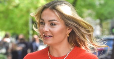 Włożyła najmodniejsze buty sezonu. Zwykłe balerinki usuną się w cień?