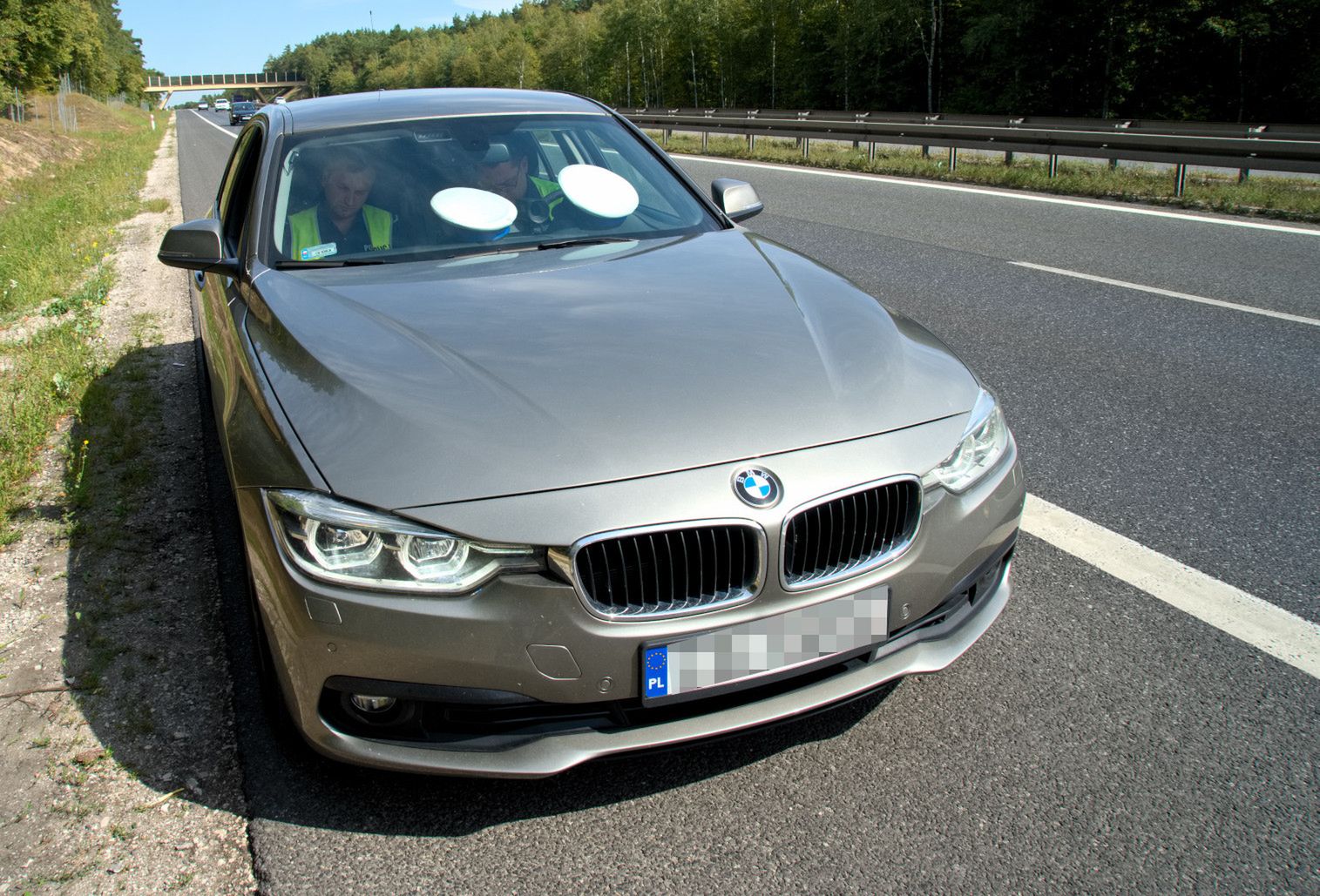 Widzisz w lusterku BMW? To może być policja. Najbardziej niezwykłym radiowozem jest jednak Kia Stinger