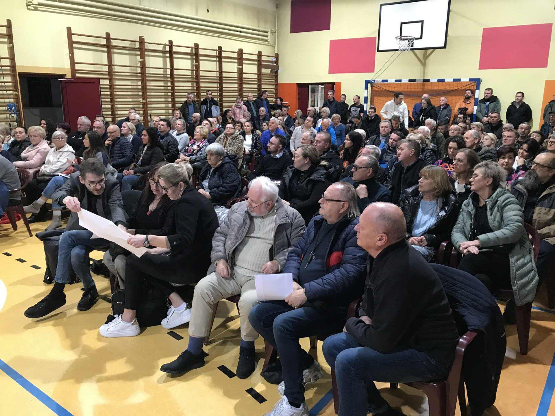 Temat przebudowy drogi budzi emocje. Na spotkanie z urzędnikami i projektantem drogi przyszło około 150 osób.