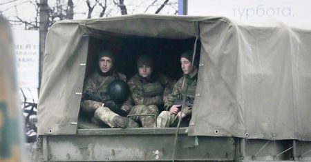 Ukraina uzbraja cywilów. "Każdy, kto może trzymać broń"