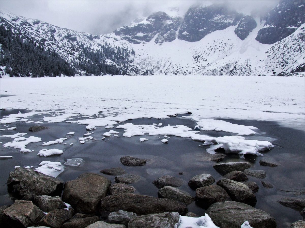 Morskie Oko zimą - zdjęcie ilustracyjne