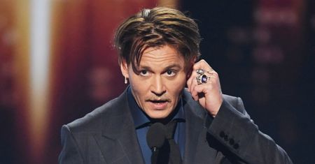 Menedżerka Johnny'ego Deppa: "Skończył się jako aktor! Dyktują mu tekst roli przez słuchawkę w uchu"