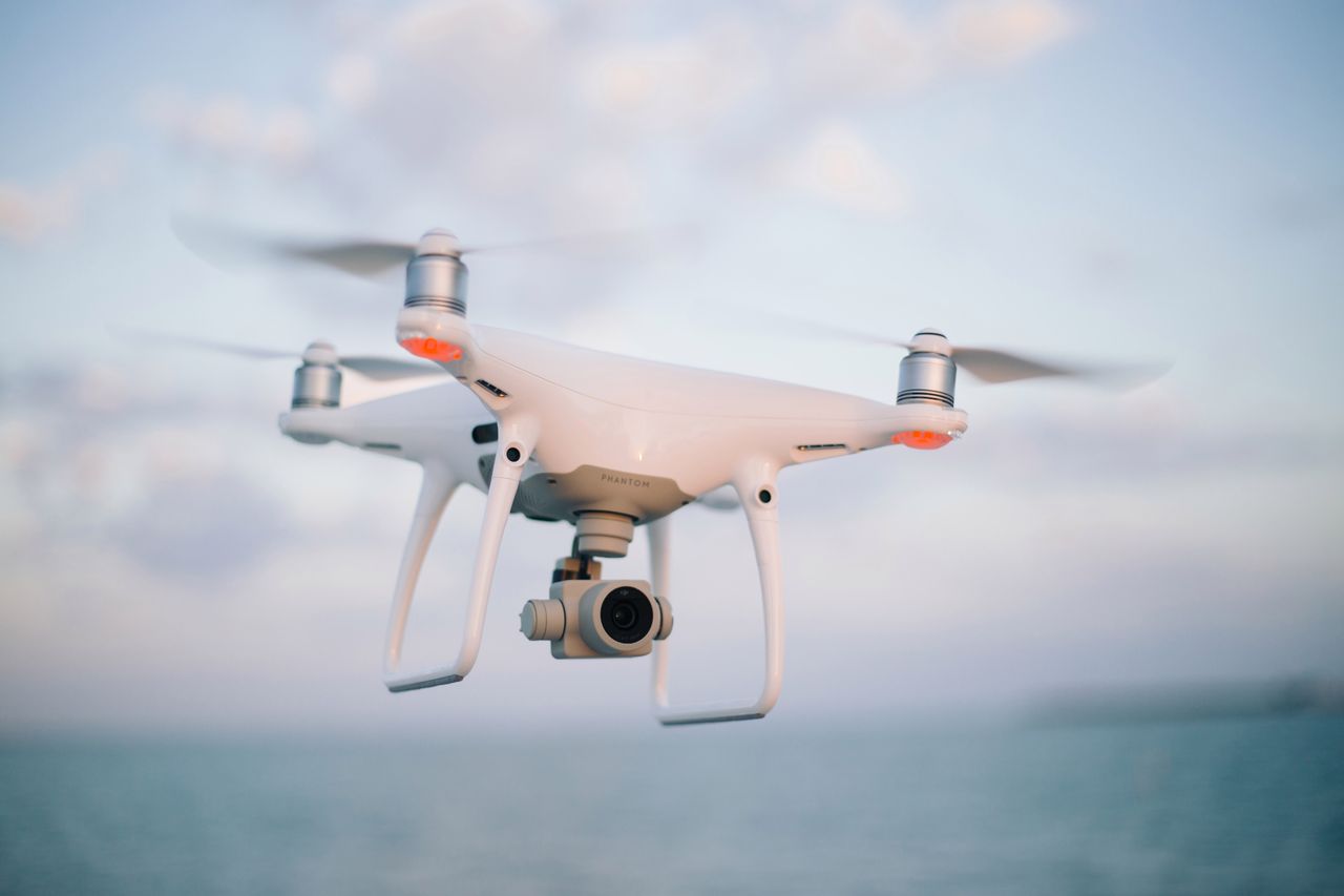 Jaki dron do filmowania kupić? Przydatne wskazówki