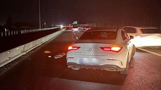 Niepiekła: Seria zdarzeń na trasie S7. Trzy pojazdy uderzyły w barierki