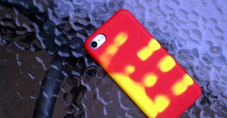 Chińskie etui na telefon, które zmienia kolor, gdy je trzymasz