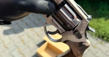 Wołomin: Pies wskazał miejsce na posesji. Policjanci odkryli narkotyki i broń