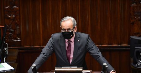 Nauczanie hybrydowe i zdalne. Minister zdrowia: szkoły są rozsadnikiem epidemii