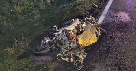 Kluczbork: Motocyklista w rowie, płonąca maszyna sto metrów dalej. Interweniowali strażacy