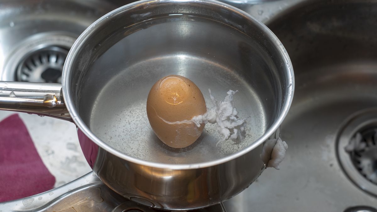 Co zrobić, żeby skorupka jajka nie pękła w trakcie gotowania?