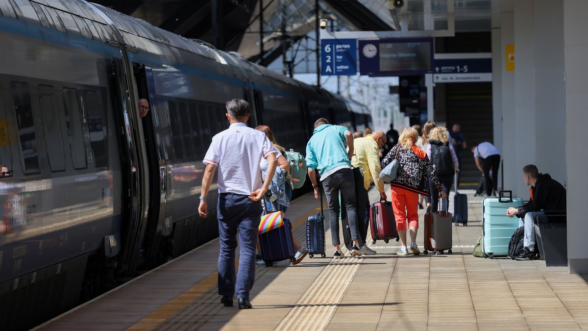 Warszawa, 30.07.2025. Pasażerowie na dworcu kolejowym Warszawa Zachodnia, 30 bm. Na stacji odbyła się konferencja prasowa z udz. ministra infrastruktury tow. prezentacji wyników PKP Intercity za I półrocze 2025 r. (jm) PAP/Rafał Guz