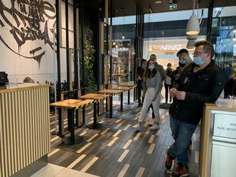 Restauracje czekają na gości. Galerie już pełne ludzi