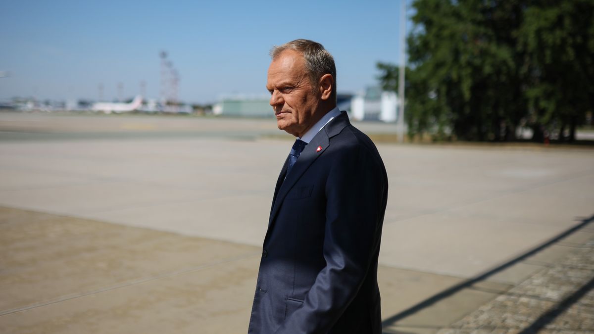 Warszawa, 27.08.2025. Premier Donald Tusk w drodze na pokład samolotu po zakończeniu wypowiedzi dla mediów w Wojskowym Porcie Lotniczym Warszawa-Okęcie, 27 bm. Szef rządu po posiedzeniu Rady Gabinetowej z udziałem prezydenta RP Karola Nawrockiego udaje się z wizytą roboczą do Mołdawii. (amb) PAP/Leszek Szymański