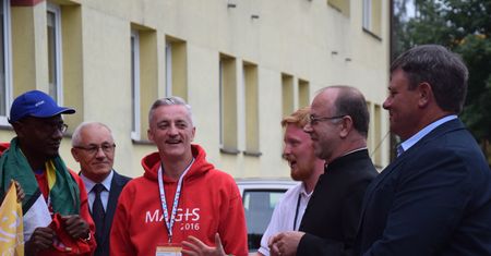 Młodzież z całego świata eksperymentuje w powiecie ostrowieckim