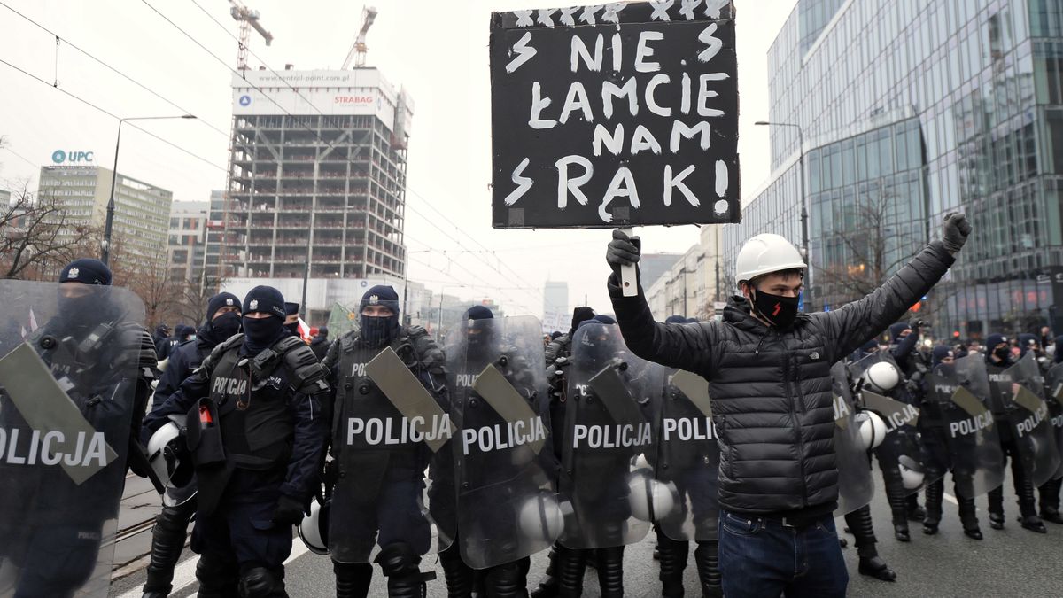 Pojawiło się wiele pytań i wątpliwości co do zasadności używania rzez Policję siły m.in. w czasie Strajku Kobiet 