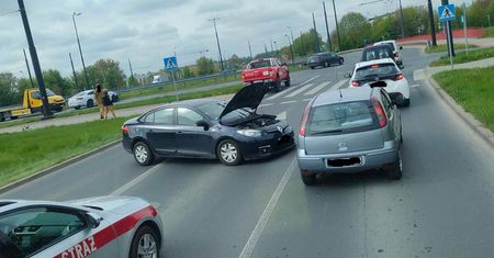 Wypadek na rondzie nad al. Witosa. Zderzenie volkswagena z renaultem. Jedna osoba poszkodowana [ZDJĘCIA]
