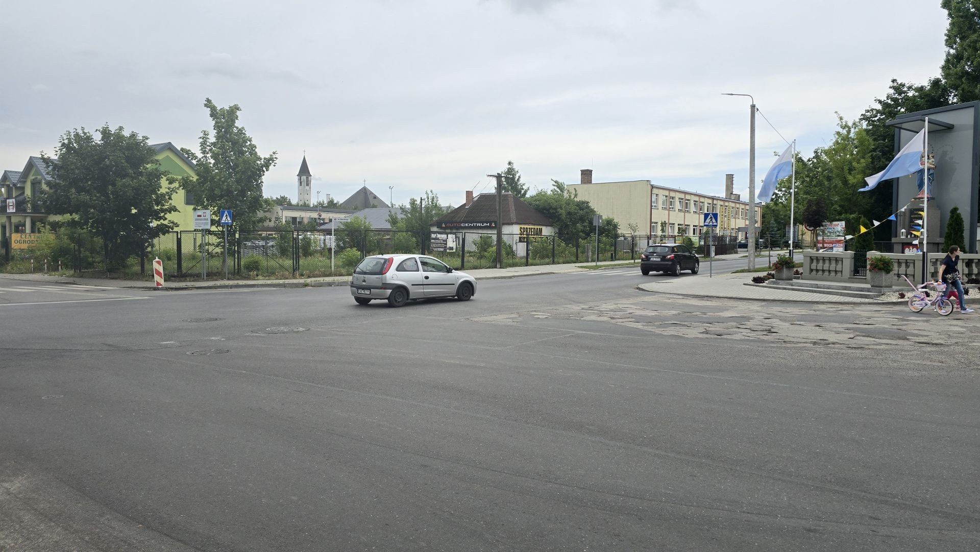 Nowe rondo w Aleksandrowie Kujawskim poprawi bezpieczeństwo przy cmentarzu.  