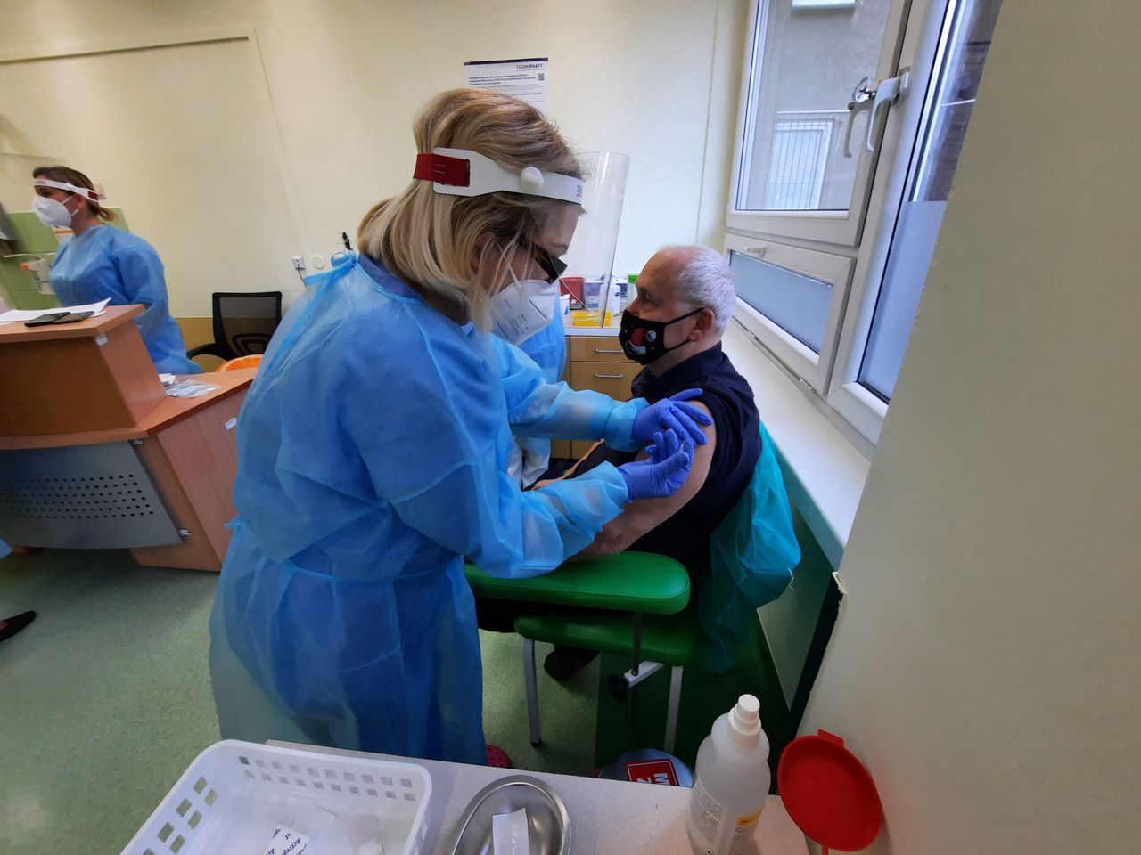 Milion dawek szczepionki na COVID-19 w drodze do Polski. Będą bezpłatne