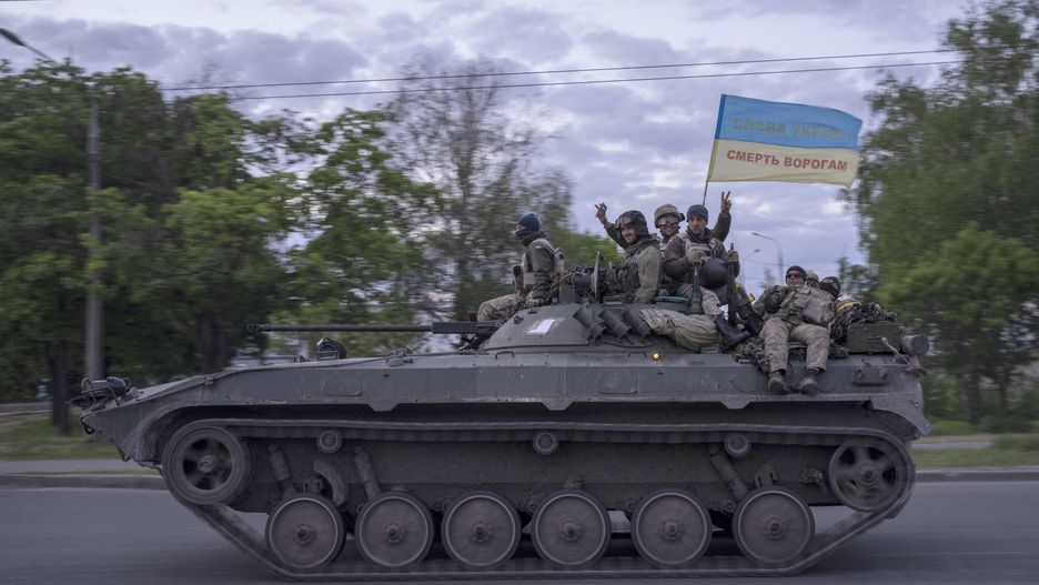 Wojna w Ukrainie - sytuacja w Charkowie
APTOPIX Ukrainian serviceman wave a flag with writing reading in Ukrainian "Glory to Ukraine", top, and "Death to the enemies"        as they ride atop of a tank in the Kharkiv region, eastern Ukraine, Monday, May 16, 2022. (AP Photo/Bernat Armangue)
AP