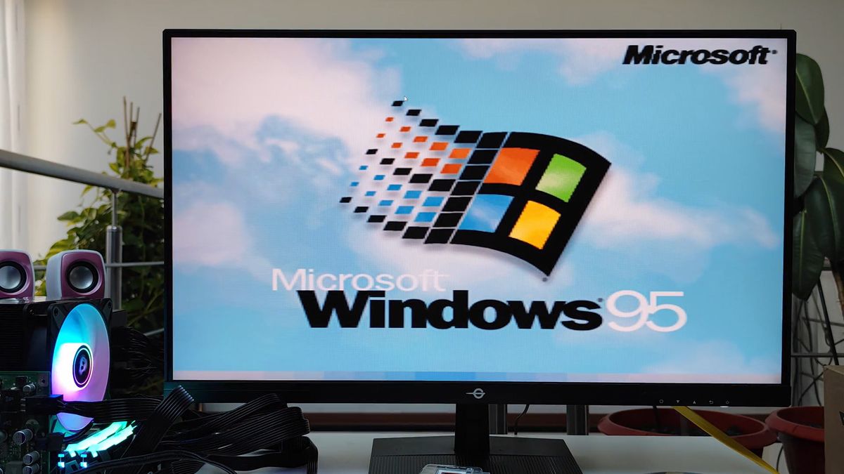 Windows 95 na komputerze z procesorem AMD Ryzen 9 9900X