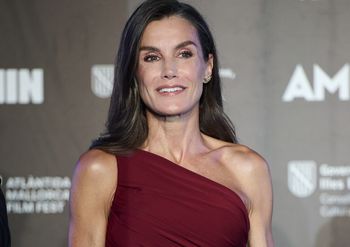 Jeszcze nigdy nie była tak śmiała? Królowa Letizia wybrała opiętą, czerwoną kreację